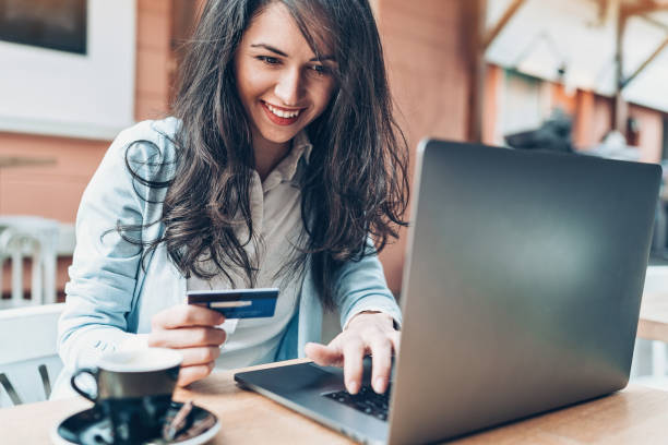 junge frau mit laptop und kreditkarte im café - cafe laptop espresso business stock-fotos und bilder