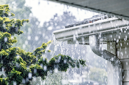 Agua de lluvia de verano lluvias torrenciales desborda los canales techo photo