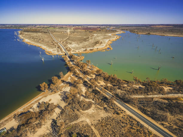 vista aérea de bonnie de lago y lago luna en riverland, australia del sur - lake murray fotografías e imágenes de stock