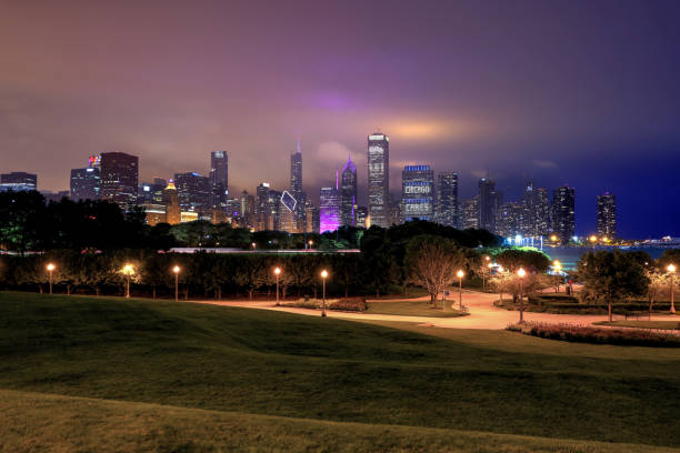 istock Chicago, Illinois skyline at night 1013914478