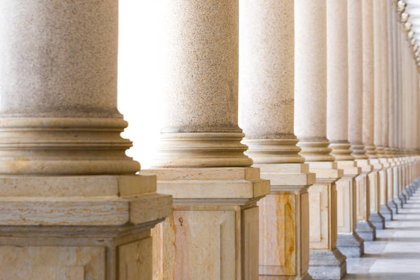 colonnato, fila di colonne di pietra classica, sfondo con copia distanziata - stability law column business foto e immagini stock