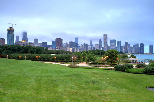 istock Chicago, Illinois skyline at night 1013921308