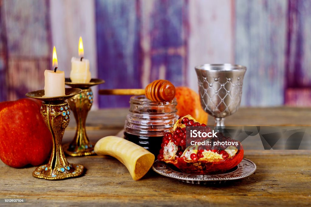 Miel, manzana y Granada en mesa de madera sobre fondo bokeh - Foto de stock de Rosh Hashaná libre de derechos