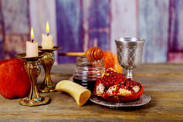 miel, manzana y granada en mesa de madera sobre fondo bokeh - rosh hashanah fotografías e imágenes de stock