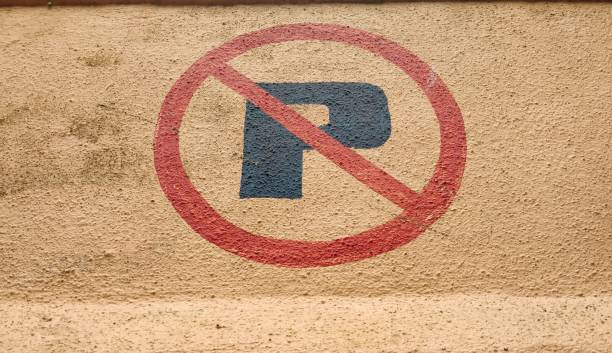placa de proibido estacionar - parking sign letter p road sign sign - fotografias e filmes do acervo