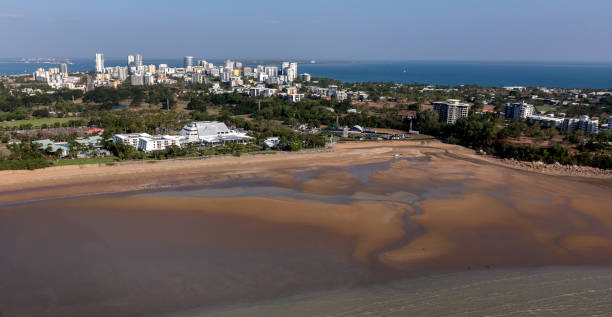 uma foto aérea de darwin, a capital do território do norte da austrália. - darwin northern territory australia beach - fotografias e filmes do acervo