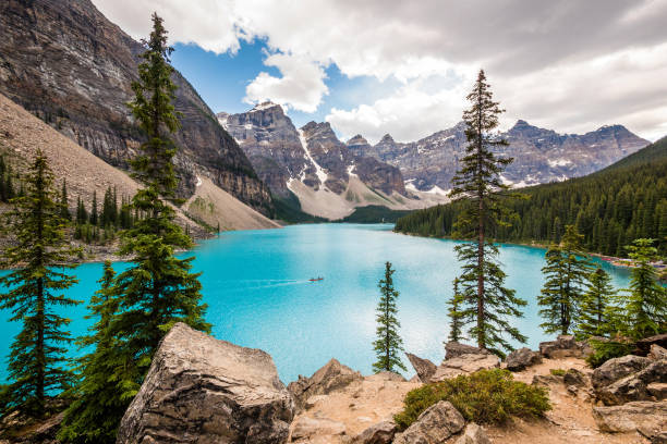 lago moraine no parque nacional de banff, montanhas rochosas do canadá, alberta, canadá - lago louise - fotografias e filmes do acervo