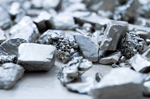 bulto de plata o platino en un piso de piedra photo