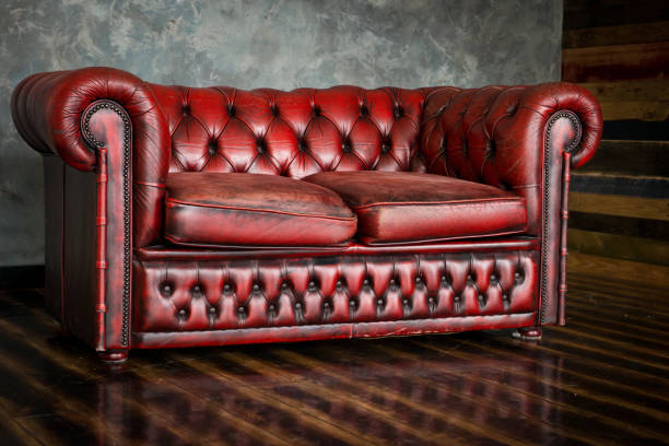 le divan est un honneur de couleur bourgogne à l’intérieur - fauteuil baroque photos et images de collection
