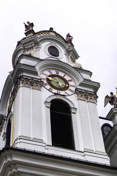 stiftskirche (kollegienkirche) einer der wichtigsten und schönsten barocken architektur in salzburg - kollegienkirche stock-fotos und bilder