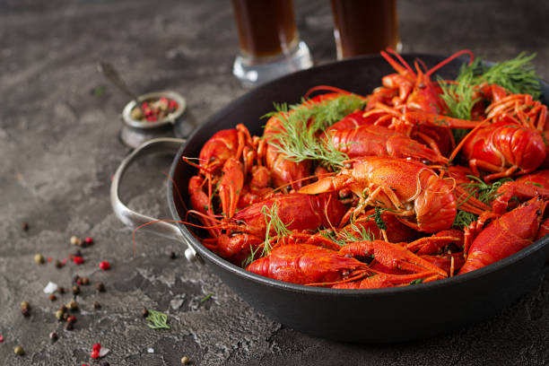 rak. czerwone gotowane langusty na stole w stylu rustykalnym, zbliżenie. zbliżenie homara. konstrukcja obramowania - crayfish cajun food louisiana boiled zdjęcia i obrazy z banku zdjęć