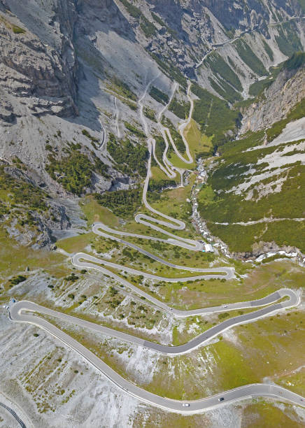 estrada para a montanha stelvio passar na itália. incrível vista aérea da montanha se dobra criando belas formas - corner turn - fotografias e filmes do acervo