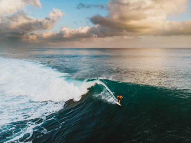 bali surf zone surfer riding a wave - surf imagens e fotografias de stock