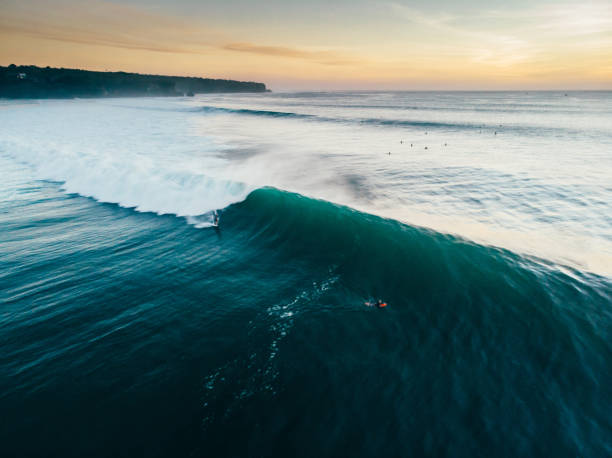 входящие волны - sea water surf tide стоковые фото и изображения