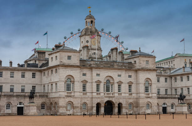 horse guards bâtiment et horse guards parade - household cavalry photos et images de collection