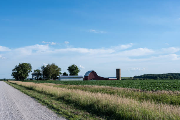 corps de ferme traditionnel du midwest - oklahoma house red residential structure photos et images de collection