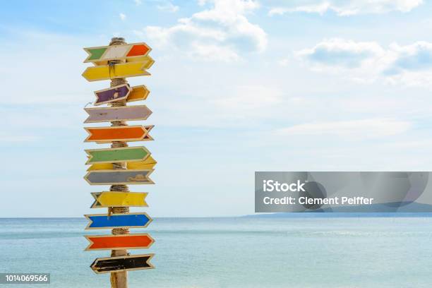 Mehrere Leere Zeichen Auf Eine Holzstange In Der Beachplace Für Text Stockfoto und mehr Bilder von Richtung
