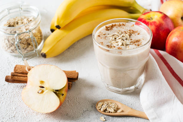 pomme et banane gruau smoothie cru helthy le petit déjeuner - smoothie banana smoothie milk shake banana photos et images de collection