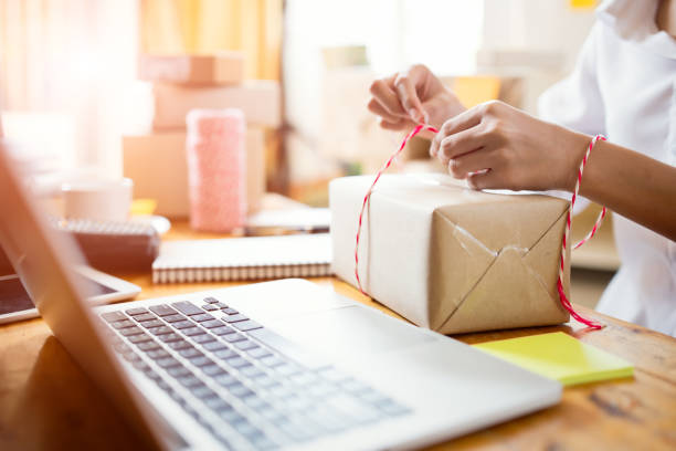 succès de chefs d’entreprise faisant affaires à la maison. - box package delivering mail photos et images de collection