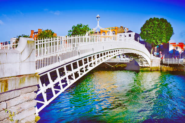 le plus célèbre pont à dublin appelé « half penny bridge » en raison des frais exigés pour le passage - version artistique avec brushs trokes effet - dublin ireland bridge hapenny penny photos et images de collection