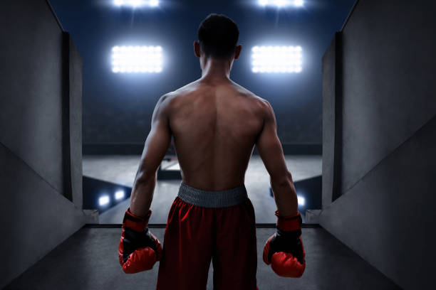 boxeur debout sur l’entrée de l’arène de boxe - ready to fight photos et images de collection