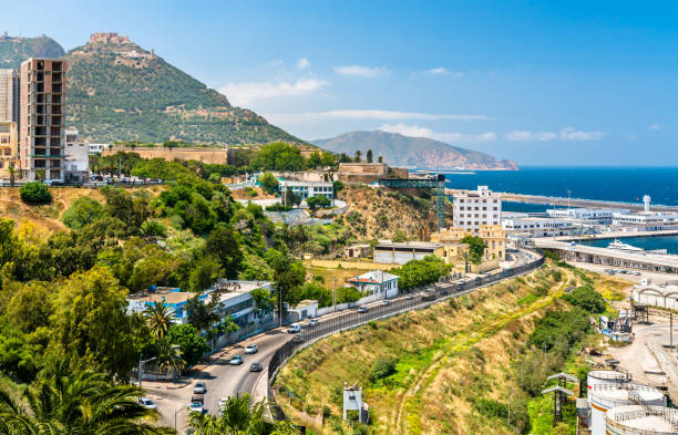 avenida beira-mar em oran, uma grande cidade argelina - boulevard sea water house - fotografias e filmes do acervo