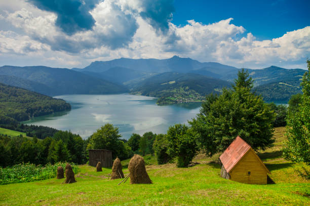 paisaje lago y montaña. cárpatos - moldavia fotografías e imágenes de stock