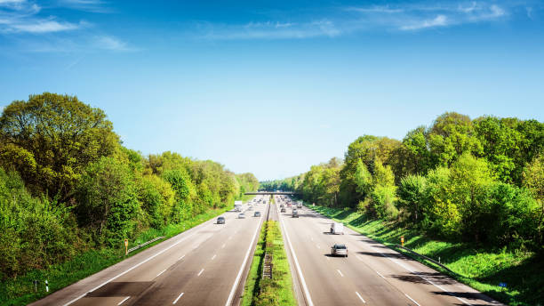 estrada em dia ensolarado - autobahn - fotografias e filmes do acervo