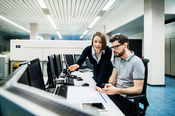 betriebsleiter mit ingenieur am computer arbeiten - data center computer programmer women stock-fotos und bilder