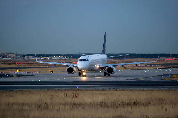 황혼에서 이륙 대기 중인 비행기 - frankfurt international airport 뉴스 사진 이미지