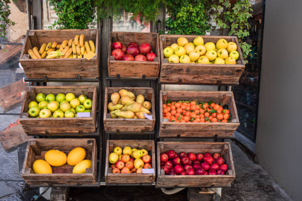 divers fruits et légumes frais sur le comptoir de marché dans une boîte en bois. marché de rue - market stall photos et images de collection