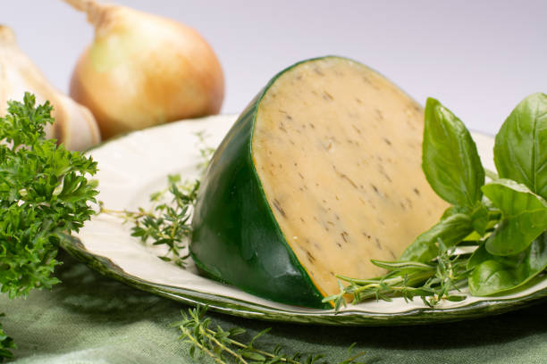 queso elaborado con leche de vacas con diferentes especias y hierbas frescas verdes especialidad holandesa - basiron fotografías e imágenes de stock