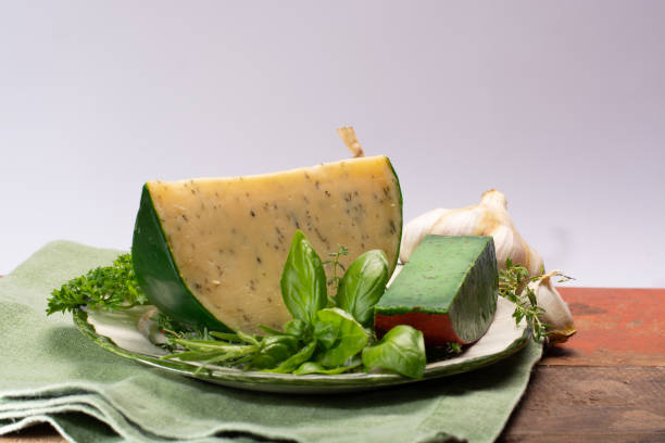 fromage à pâte dure spécialité néerlandaise fait de lait de vaches avec différentes épices et herbes vertes fraîches - basiron photos et images de collection