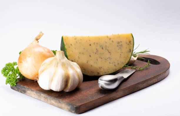 queso elaborado con leche de vacas con diferentes especias y hierbas frescas verdes especialidad holandesa - basiron fotografías e imágenes de stock