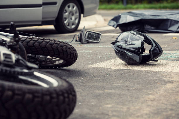 moto e casco in strada dopo pericoloso incidente stradale - incidente foto e immagini stock