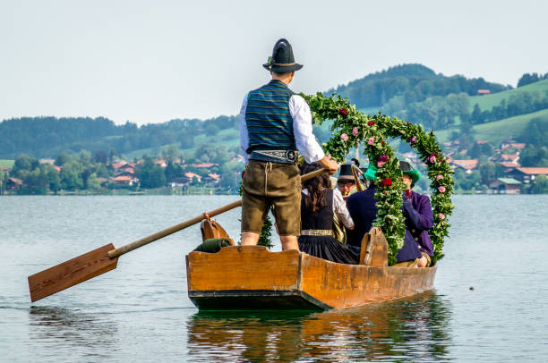 desfile en el lago schliersee - tegernsee lake tegernsee lake mountain fotografías e imágenes de stock