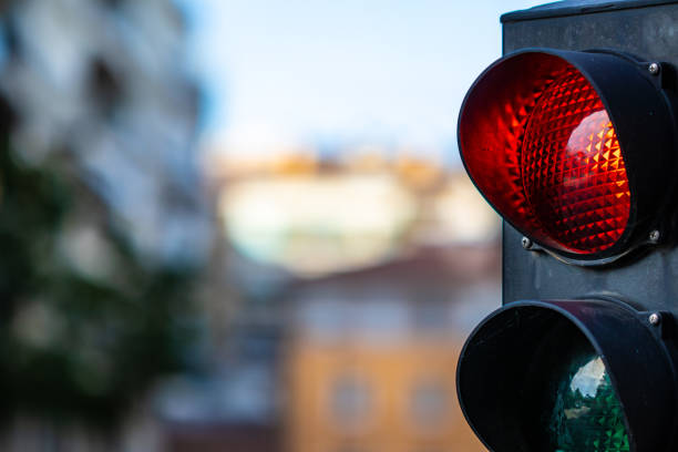 czerwona sygnalizacja świetlna z bliska na miejskim pejzażu miejskim - red stop stop sign go zdjęcia i obrazy z banku zdjęć