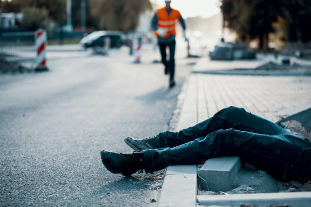 murió la persona en la calle después de accidentes en obras de carreteras. resultado del no cumplimiento de los reglamentos de seguridad y salud - accident occupation physical injury construction fotografías e imágenes de stock