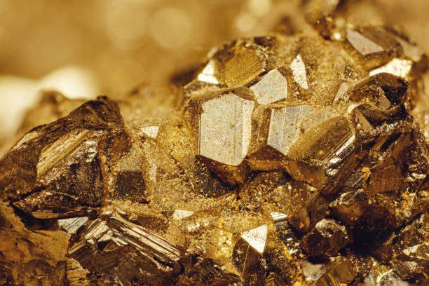 close-up détaillée de la pyrite de fer minéral appelé aussi l’or des fous - surface mine photos et images de collection