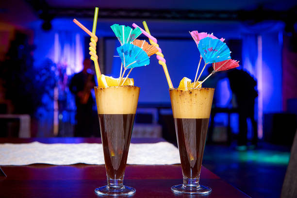 cocktail esotici luminosi decorati con limone, cannucce e ombrelloni - umbrella two objects cocktail drink foto e immagini stock
