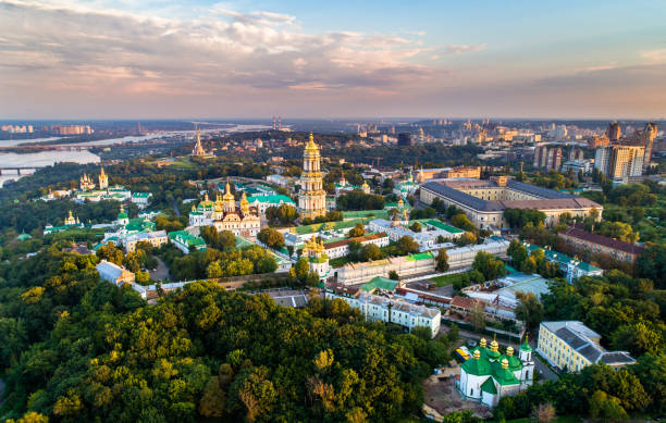 veduta aerea di pechersk lavra a kiev, la capitale dell'ucraina - kyiv orthodox church dome monastery foto e immagini stock