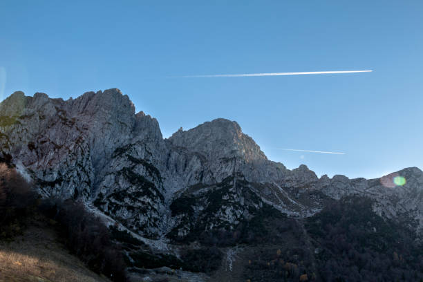 vetta con scia di aereo - vetta stock-fotos und bilder