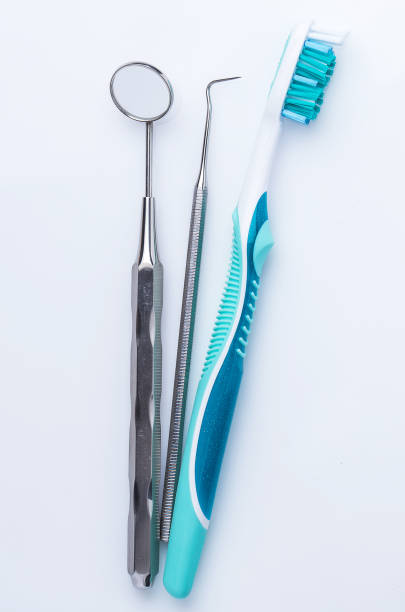 equipamento dentário - toothbrush dental hygiene glass dental equipment - fotografias e filmes do acervo