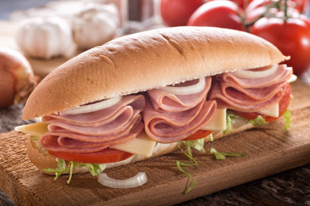 hoagie submarino sandwich - sandwich submarine delicatessen salami fotografías e imágenes de stock
