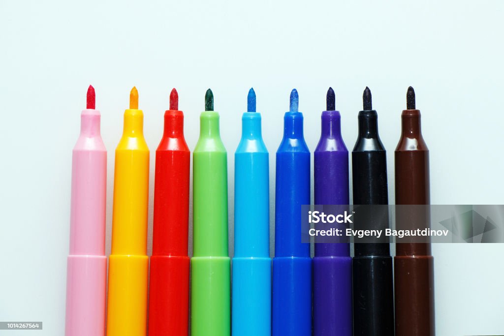 Mehrfarbige helle Filzstifte auf weißem Hintergrund - Lizenzfrei Arbeiten Stock-Foto