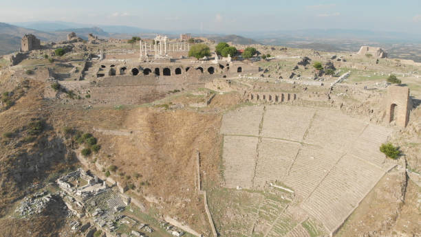 ruines de l’antique temple de trajan et l’amphithéâtre de l’acropole de bergama, turquie - bergama photos et images de collection