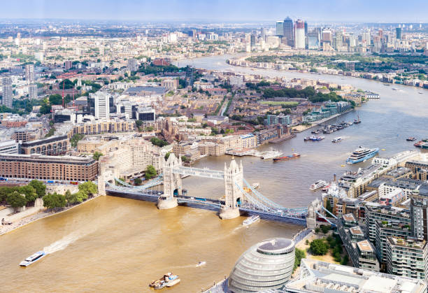 antenne de london tower bridge - london england aerial view skyscraper mid air photos et images de collection