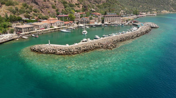 villaggio del porto di assos, turchia - ayvacık foto e immagini stock