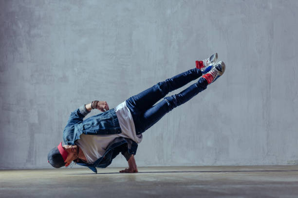 jeune beau danseur masculin qui pose en studio - b boy photos et images de collection