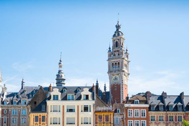 turm der chamber of commerce, gebäude am zentralen stadtplatz in lille, frankreich - lille stock-fotos und bilder